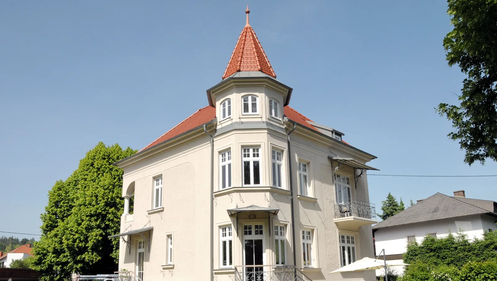 Villa mit Erkerturm, der Turmhelm ist mit roten Ziegeln gedeckt