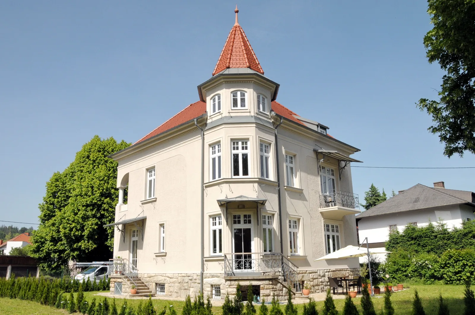 Jugendstilvilla mit Eckturm, Turmhelm und Dach sind mit roten Ziegeln neu gedeckt
