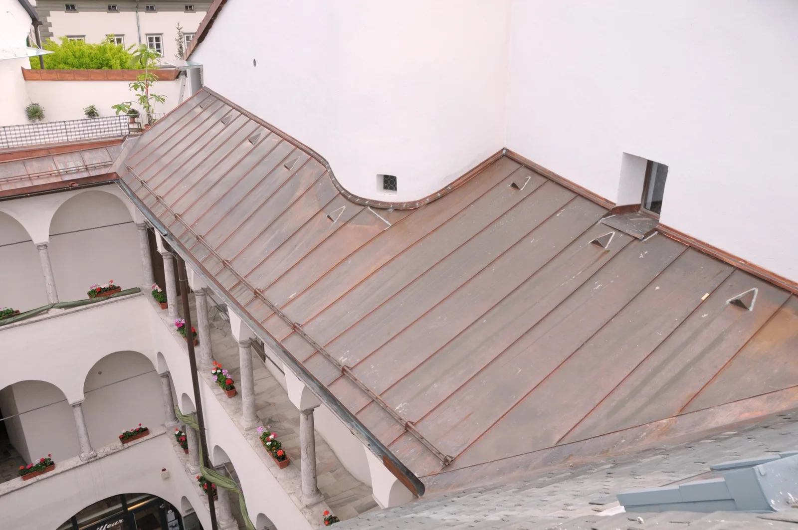 Kupferdach über einem Arkadenhof, Blick über die ganze Fläche