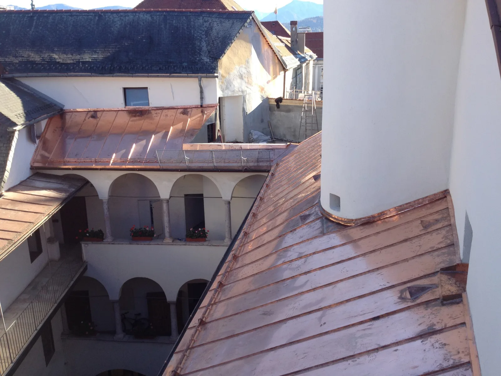 Kupferdeckung über dem Innenhof eines historischen Gebäudes