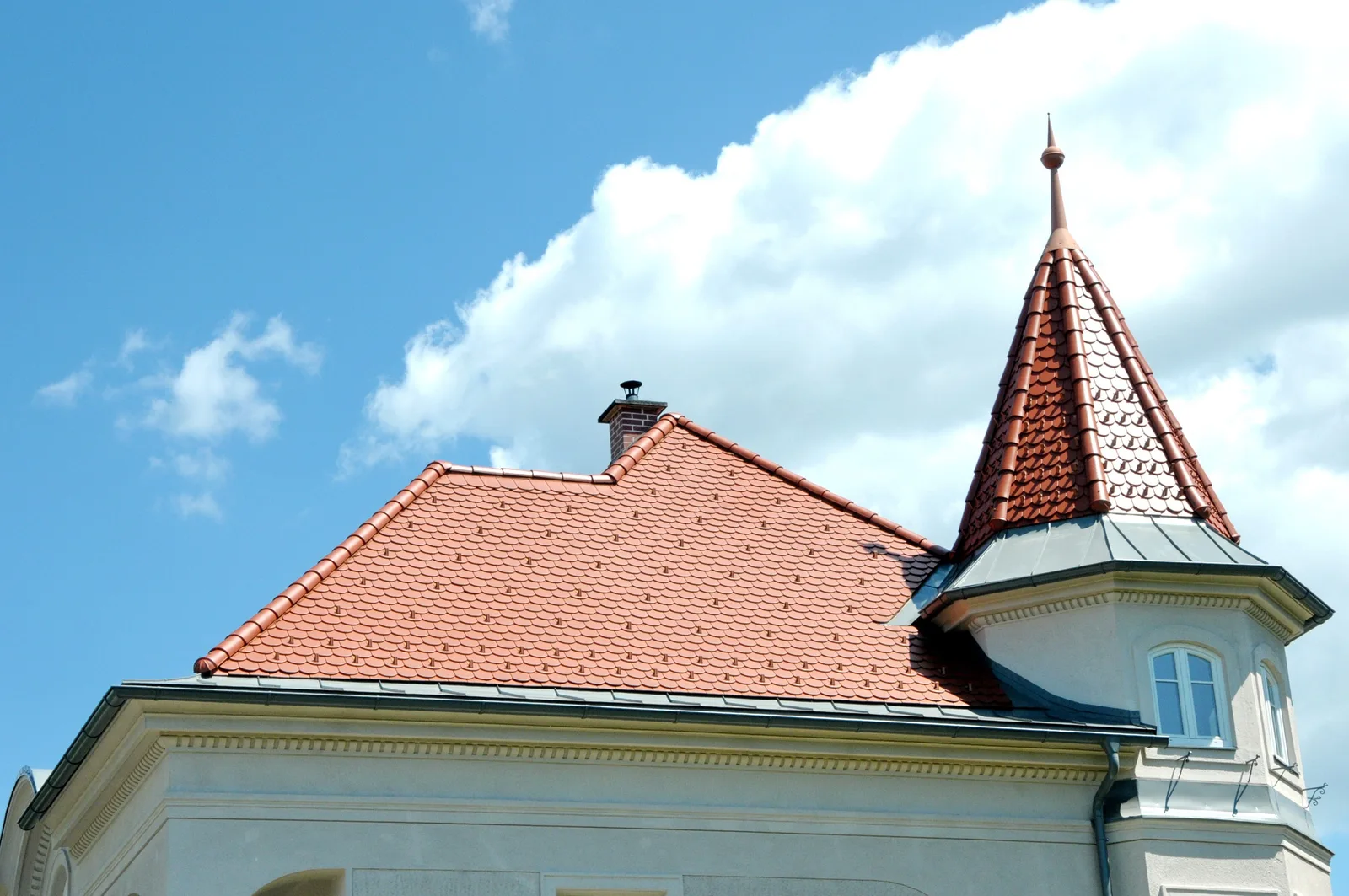 Turmhelm und Walmdach in roten Ziegeln aus der Nähe