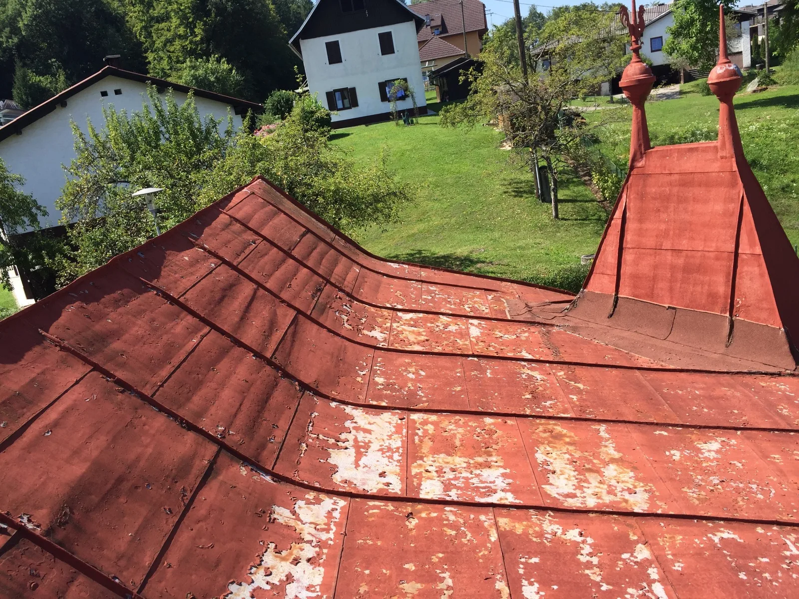 Rotes Falzblechdach mit zwei Turmspitzen, aufgenommen vom Dach aus