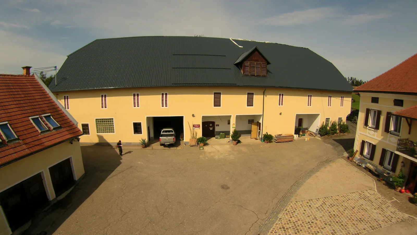 Großer Vierkanthof mit neu gedecktem anthrazitfarbenem Dach