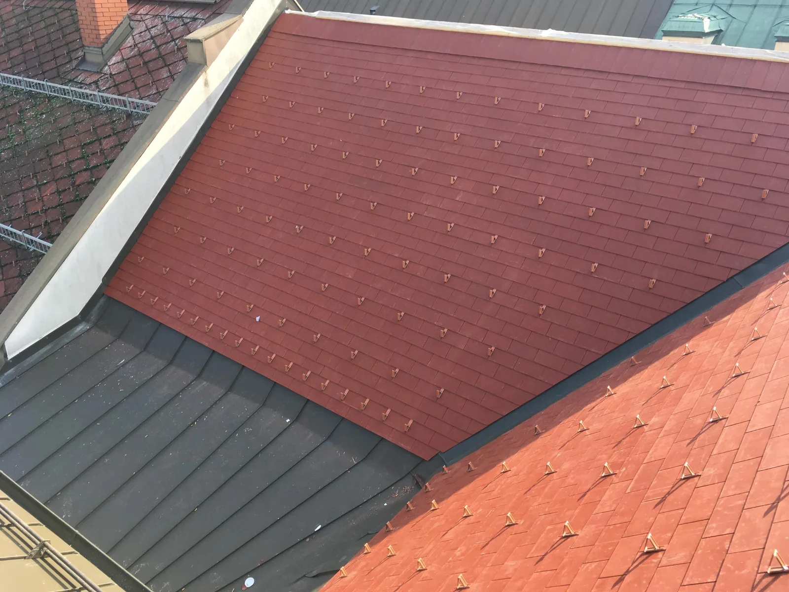 Rotes Prefa-Falzdach mit Kehle und Blechanschluss an der Mauer